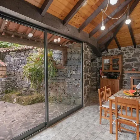 Vakantiehuis Arco De Sao Jorge By An Island *